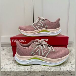 NWT New Balance Women's Fuelcell Propel V4 Sneakers